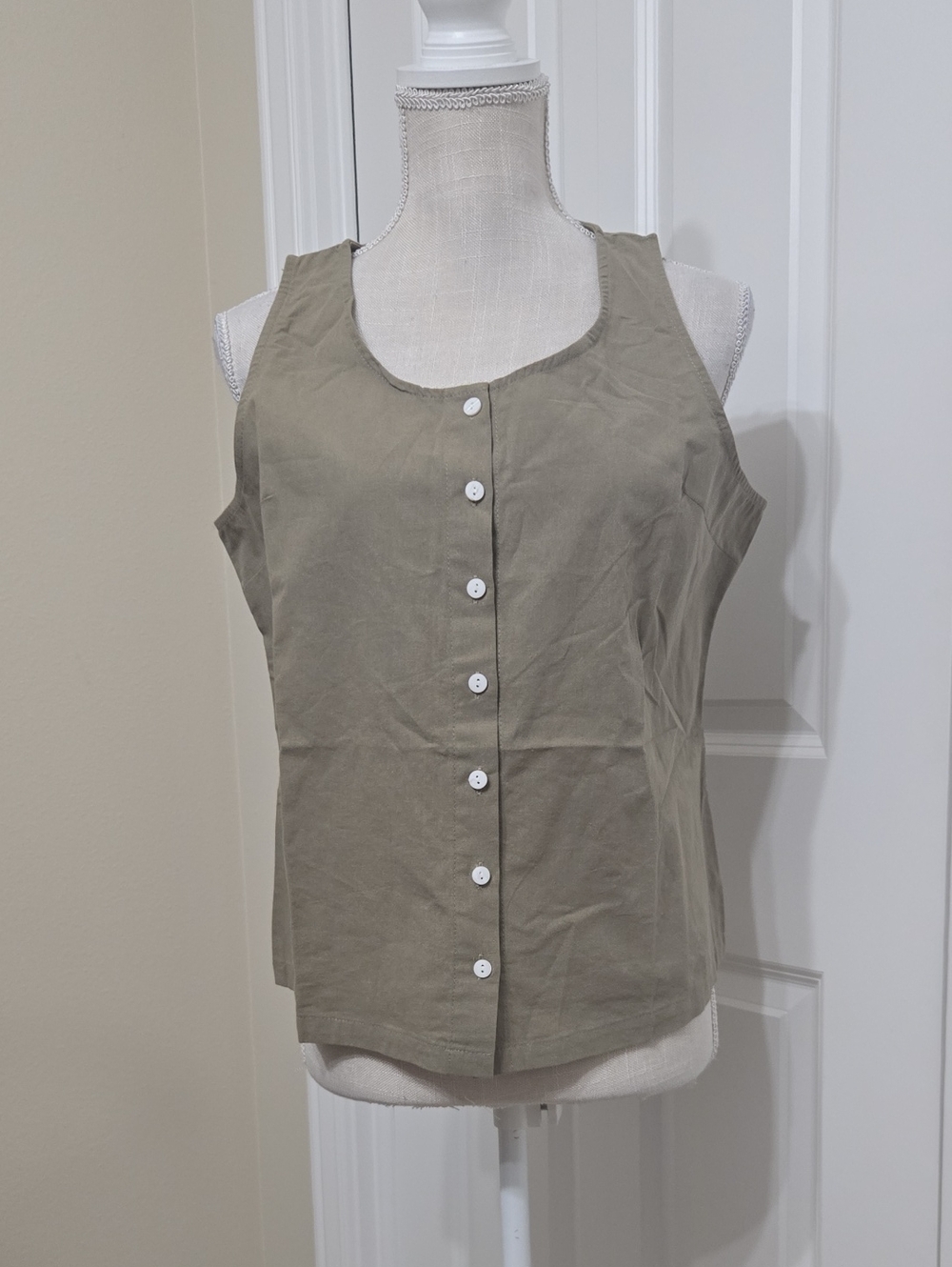 Brand NEW Women’s Button-Front Sleevless Top - Olive.